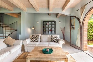 Chalet, 2 Bedrooms, Balcony, Garden View | Living room