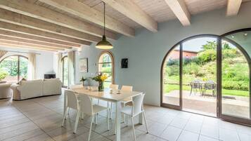 Chalet, 2 Bedrooms, Balcony, Garden View | Dining room