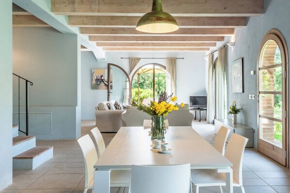 Chalet, 2 Bedrooms, Balcony, Garden View | Dining room