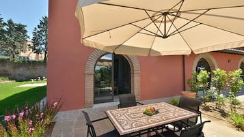 Chalet, 2 Bedrooms, Balcony, Garden View | Terrace/patio