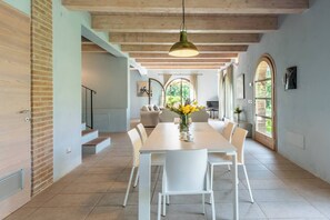 Chalet, 2 habitaciones, balcón, vistas al jardín | Comedor