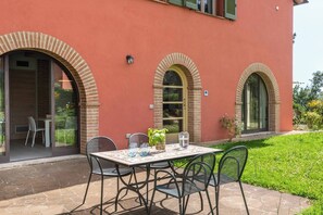 Chalet, 2 Schlafzimmer, Balkon, Gartenblick | Speisen im Freien