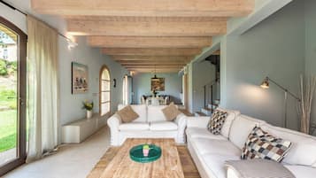 Chalet, 2 Bedrooms, Balcony, Garden View | Living room