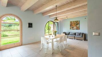 Chalet, 2Â Schlafzimmer, Balkon, Gartenblick | Esszimmer