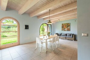 Chalet, 2 habitaciones, balcón, vistas al jardín | Comedor