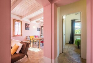 샬레, 침실 2개, 흡연, 발코니 | 거실 공간 | 책