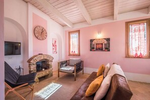Chalet, 2 Bedrooms, Smoking, Balcony | Living room | Books - Chalet Cigno - Apartment in Tuscany (Trequanda)