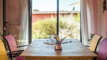 Chalet, 2 Bedrooms, Smoking, Balcony | Tempat makan