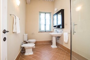 Appartement, 2 chambres, balcon, vue jardin | Salle de bain