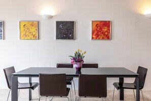 Villa, 3 chambres, fumeurs, balcon | Salle à manger