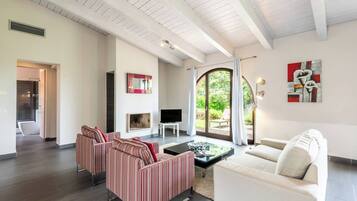 Chalet, 2 Schlafzimmer, Raucher, Balkon | Wohnzimmer