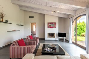 Chalet, 2 chambres, fumeur, balcon | Coin séjour