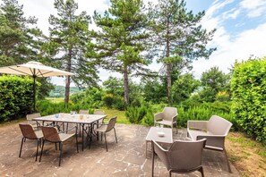 Apartment, 3 Schlafzimmer, Balkon, Gartenblick | Speisen im Freien