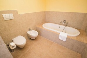 Apartment, 3 Bedrooms, Balcony, Garden View | Bathroom - Villa Limone - 3 Bedroom Villa in Tuscany (Trequanda)