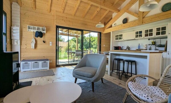 Living area - Chalet Near Chambrette Beach Access (Le Verdon-sur-Mer)