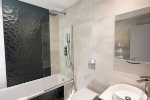 Soap - Two Bedroom Flat in Didcot (Sleeps 7) (Didcot)