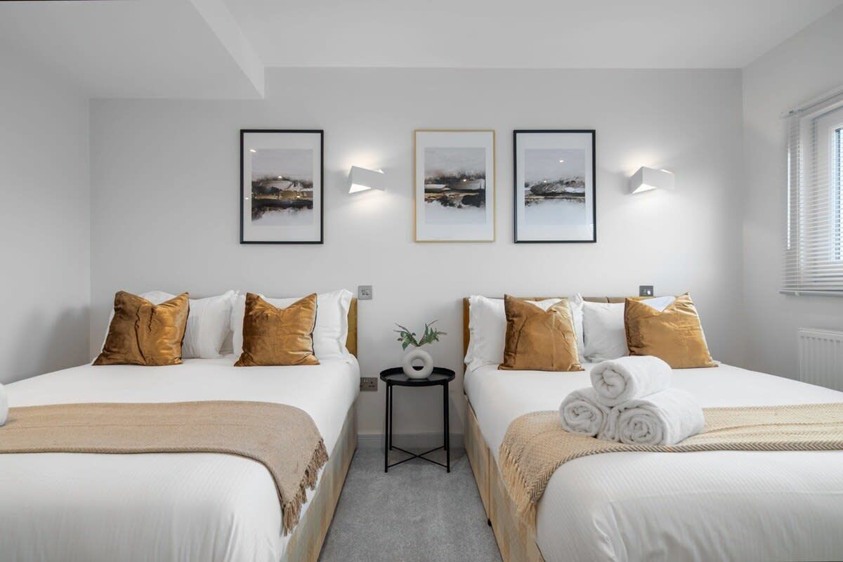 Tabla de planchar con plancha, wifi y ropa de cama 