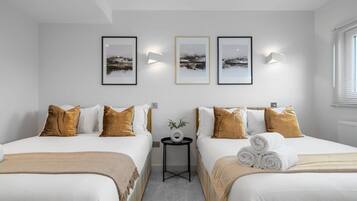 Tabla de planchar con plancha, wifi y ropa de cama