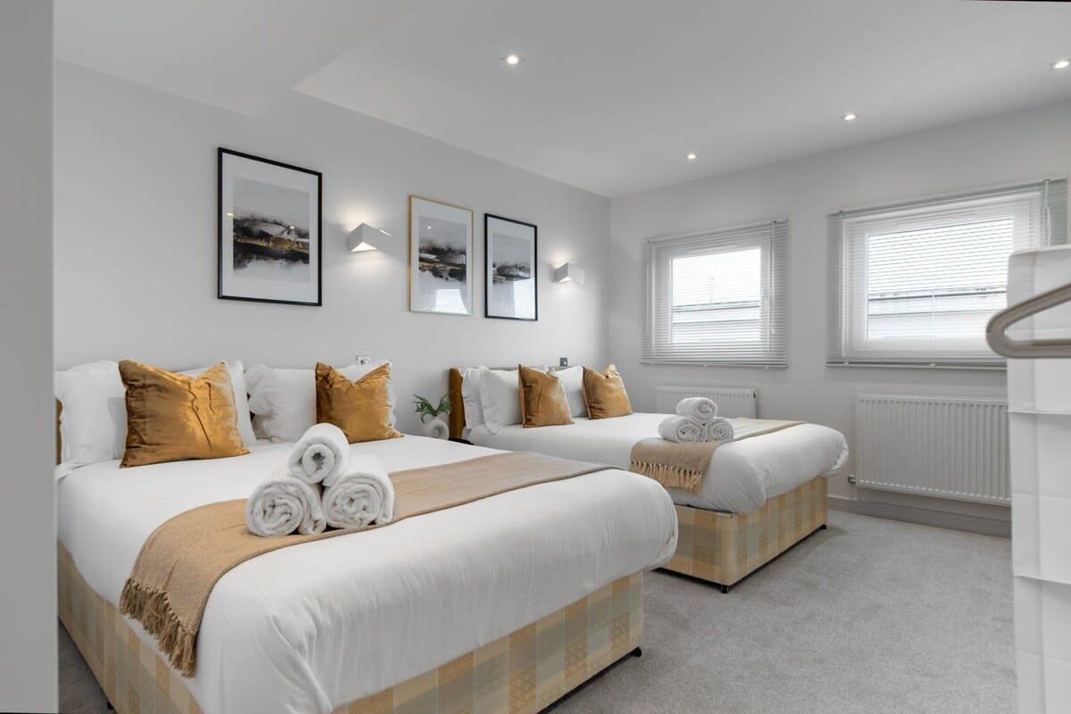 Een strijkplank/strijkijzer, wifi, beddengoed