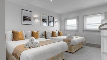 Een strijkplank/strijkijzer, wifi, beddengoed