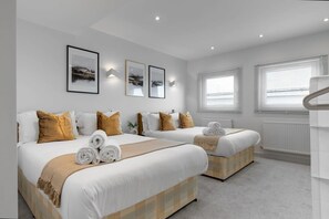 Een strijkplank/strijkijzer, wifi, beddengoed