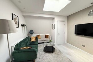 Living area - Two Bedroom Flat in Didcot (Sleeps 7) (Didcot)