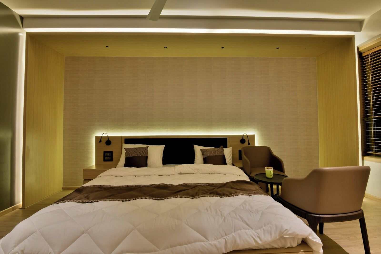 Escritorio, espacio para trabajar con laptop y wifi gratis 