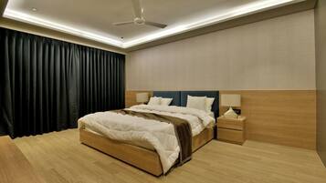 Desk, laptop workspace, free WiFi