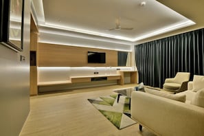 Basic Suite | Living area - Kratos Club (Surat)