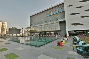 Phòng tiện nghi đơn giản, quang cảnh thành phố | Hồ bơi | Hồ bơi ngoài trời 