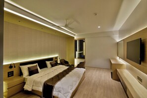 Desk, laptop workspace, free WiFi - Kratos Club (Surat)