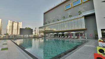 Kamar Comfort, pemandangan kota | Kolam renang | Kolam renang outdoor