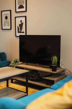 TV - Leeds 3-Bed • Long Stays up to 40% Off (Leeds)
