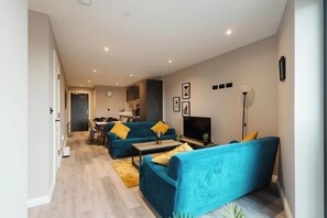 TV - Leeds 3-Bed • Long Stays up to 40% Off (Leeds)