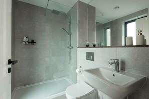 Shower - Leeds 3-Bed • Long Stays up to 40% Off (Leeds)