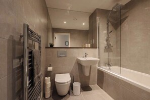 Shower - Leeds 3-Bed • Long Stays up to 40% Off (Leeds)
