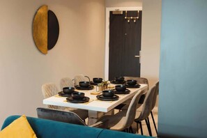 Dining - Leeds 3-Bed • Long Stays up to 40% Off (Leeds)