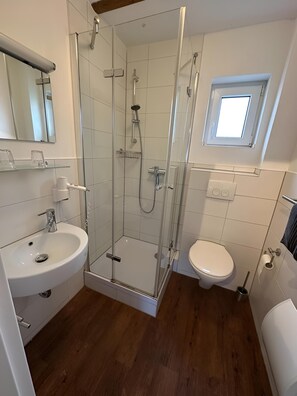 Dusche, Haartrockner, Handtücher, Seife