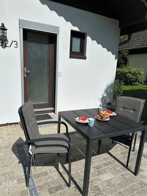 Outdoor dining - Enchanting apartment "Schneewittchen" - Live at the Silbersee Frielendorf. (Frielendorf)