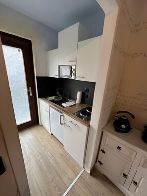 Kühlschrank, Herdplatte, Wasserkocher, Kochgeschirr/Geschirr/Besteck