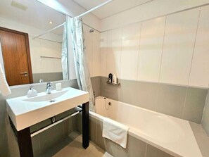 Hair dryer, towels, toilet paper - Concordia Apartment with pool and gym located in tourist area (Funchal)