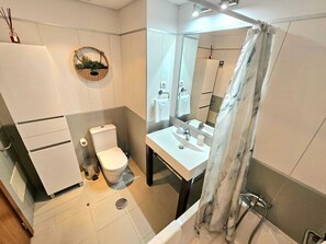 Hair dryer, towels, toilet paper - Concordia Apartment with pool and gym located in tourist area (Funchal)