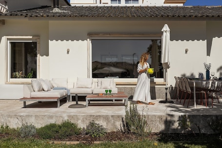 Outdoor dining. Casa dos Limões – Oeste: Family Home Between Countryside and Sea