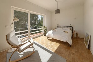 Een strijkplank/strijkijzer, wifi, beddengoed