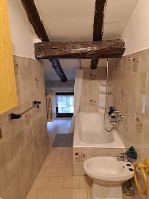 Hair dryer, bidet, towels, soap - MansardHouse: A cozy attic near Bellagio, ideal for hiking. (Magreglio)