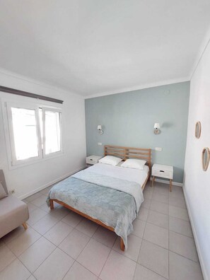 1 bedroom, iron/ironing board, Internet, bed sheets - Apartment with terrace close to the sea (L'Escala)