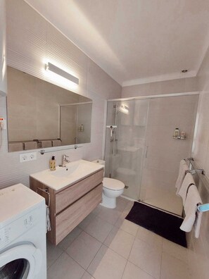 Towels, soap, shampoo, toilet paper - Apartment with terrace close to the sea (L'Escala)