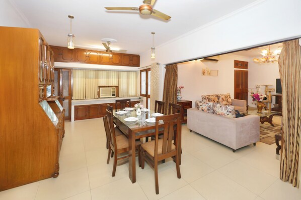 Interior - Amber Crest by Redolive10min ~airportdelhi2bhk (New Delhi)