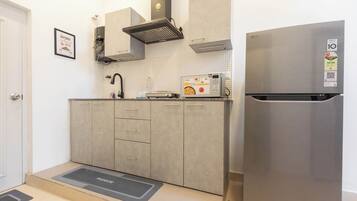 Apartamento (3 Bedrooms) | Cocina privada | Frigorífico, microondas y utensilios de cocina