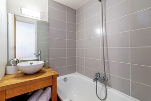 Hair dryer - At the foot of the slopes, 2-room mezzanine, balcony, south-facing, ESF and shops nearby. (Tignes)